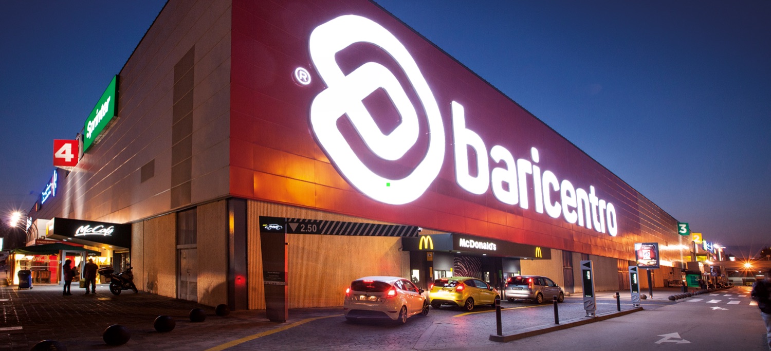 Fachada de Baricentro de noche
